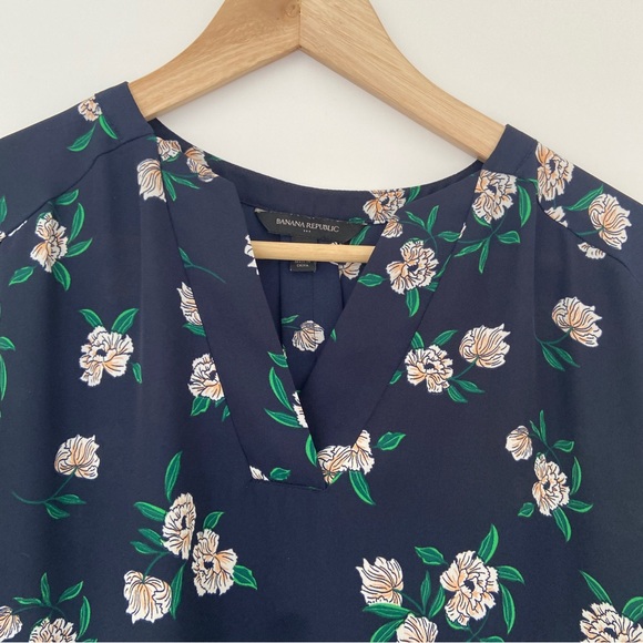 BANANA REPUBLIC NAVY BLUE/FLORAL V-NECK DOLMAN STYLE SHORT SLEEVE BLOUSE, XS - Picture 3 of 11
